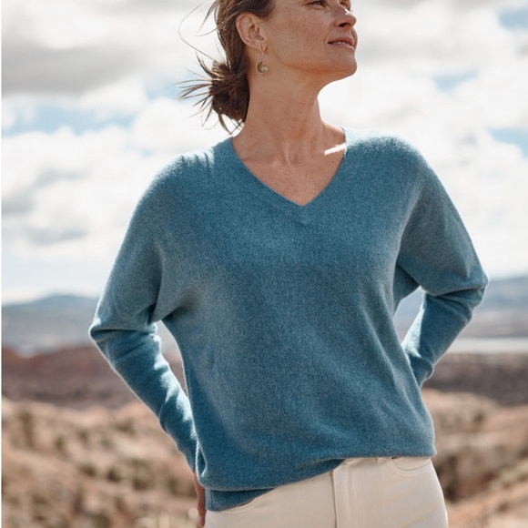 Garnet Hill Cashmere v-neck sweater. - Picture 2 of 6